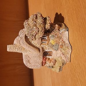 Lilliput Lane "Beehive Cottage" Collectible cottage.
